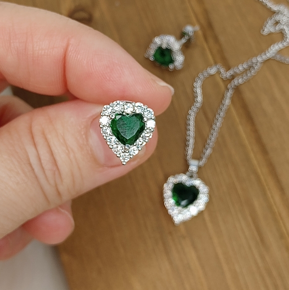 Elegant Silver and Green Heart Necklace - Picture 5 of 17